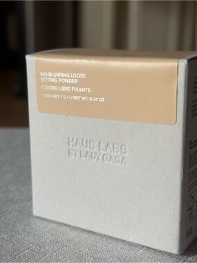 Haus Labs by Lady Gaga Bio-Blurring Loose Setting Powder – Neutral Peach – New
